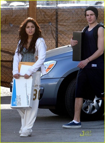 آآكبـر موسـوعـه صـور لـ zanessa مــع pink lule Zanessa-Candid-Picture-zac-efron-and-vanessa-hudgens-1159651_366_500