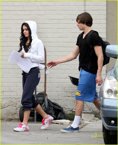 آآكبـر موسـوعـه صـور لـ zanessa مــع pink lule Zanessa-Candid-Picture-zac-efron-and-vanessa-hudgens-1159652_408_500