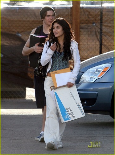 آآكبـر موسـوعـه صـور لـ zanessa مــع pink lule Zanessa-Candid-Picture-zac-efron-and-vanessa-hudgens-1159656_373_500