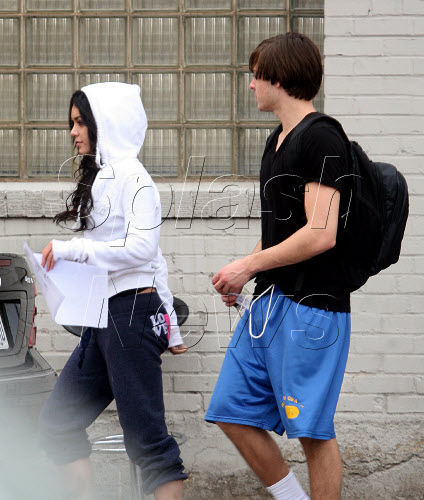 آآكبـر موسـوعـه صـور لـ zanessa مــع pink lule Zanessa-Candid-Picture-zac-efron-and-vanessa-hudgens-1159677_424_500