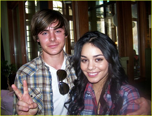 آآكبـر موسـوعـه صـور لـ zanessa مــع pink lule Zanessa-on-the-set-of-HSM3-zac-efron-and-vanessa-hudgens-1182902_500_383