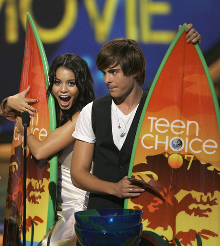 آآكبـر موسـوعـه صـور لـ zanessa مــع pink lule Zanessa-x3-zac-efron-and-vanessa-hudgens-1049782_447_500