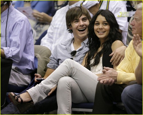 آآكبـر موسـوعـه صـور لـ zanessa مــع pink lule Vanessa-Zac-zac-efron-and-vanessa-hudgens-1285994-500-403