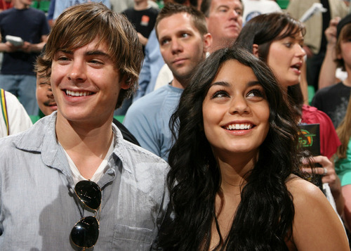 آآكبـر موسـوعـه صـور لـ zanessa مــع pink lule Zanessa-at-the-Jazz-Game-zac-efron-and-vanessa-hudgens-1282920-500-357