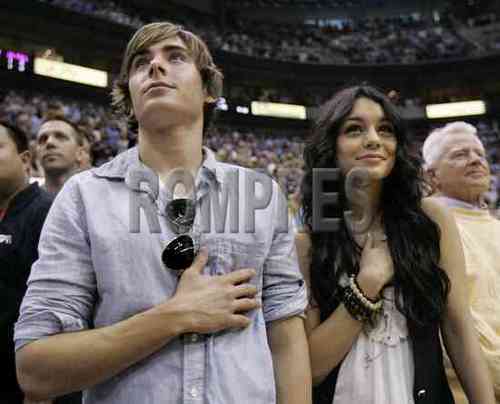 آآكبـر موسـوعـه صـور لـ zanessa مــع pink lule Zanessa-at-the-Jazz-Game-zac-efron-and-vanessa-hudgens-1292732-500-404