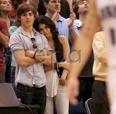 آآكبـر موسـوعـه صـور لـ zanessa مــع pink lule Zanessa-at-the-Jazz-Game-zac-efron-and-vanessa-hudgens-1292736-400-394