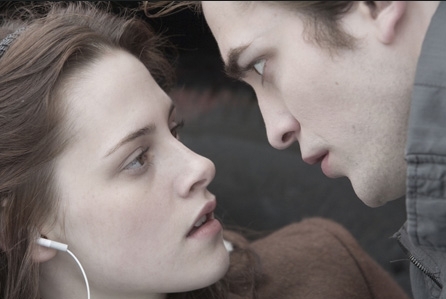 تقرير عن فيلم twilight Edward-Bella-Screenshot-twilight-series-1374149-446-299