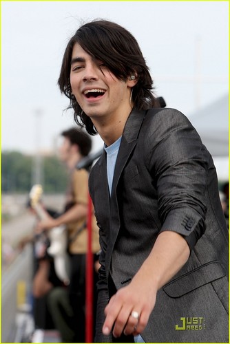       Joe-Jonas-the-jonas-brothers-1674966-334-500