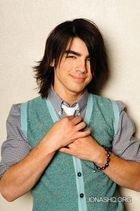       Joe-Jonas-the-jonas-brothers-1681403-140-211