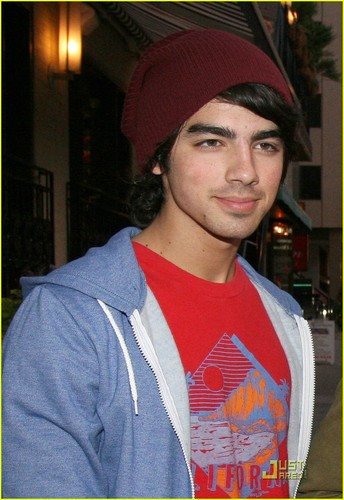 مجموعة كبيرة ومنوعة من صور جو جوناس  Joe-Jonas-the-jonas-brothers-1687577-344-500