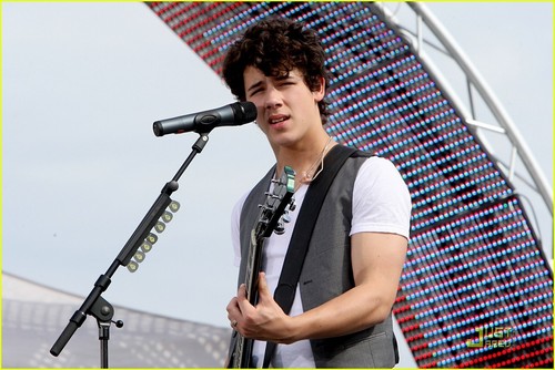       Nick-Jonas-the-jonas-brothers-1674974-500-334