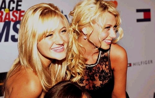 موسوعة تواقيع Aly & AJ Aly-AJ-aly-and-aj-1714291-500-317