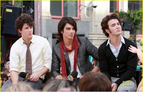       Jonas-Brothers-3-the-jonas-brothers-1731211-500-321