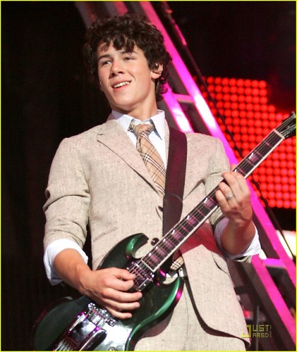       Nick-Jonas-the-jonas-brothers-1731270-421-500