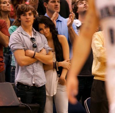 آآكبـر موسـوعـه صـور لـ zanessa مــع pink lule Zac-van-zac-efron-and-vanessa-hudgens-1781945-400-394