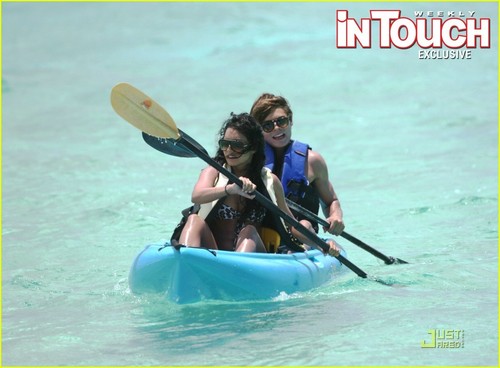 Zanessa vacation Z-V-vacationing-zac-efron-and-vanessa-hudgens-1881747-500-368