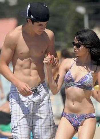 istediim resmi bul - Sayfa 10 David-s-Abs-david-henrie-2192037-350-486