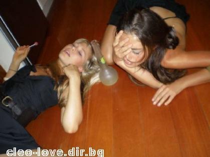   ~~~ Phoebe-Tonkin-with-her-friend-h2o-just-add-water-2180601-419-314