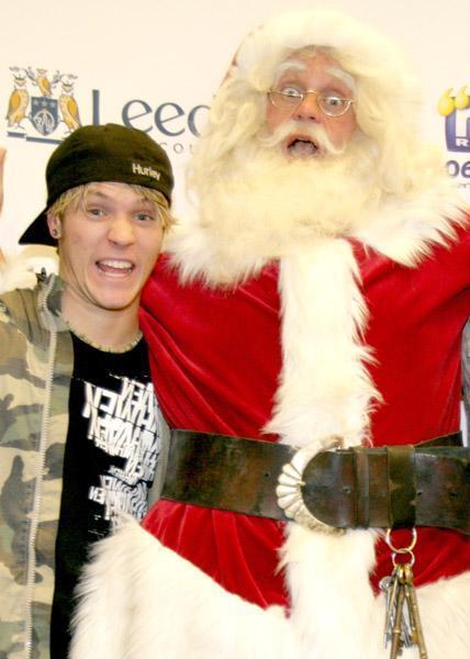 Team Fan: Dougie Poynter - Página 2 Santa-dougie-poynter-2103376-428-600