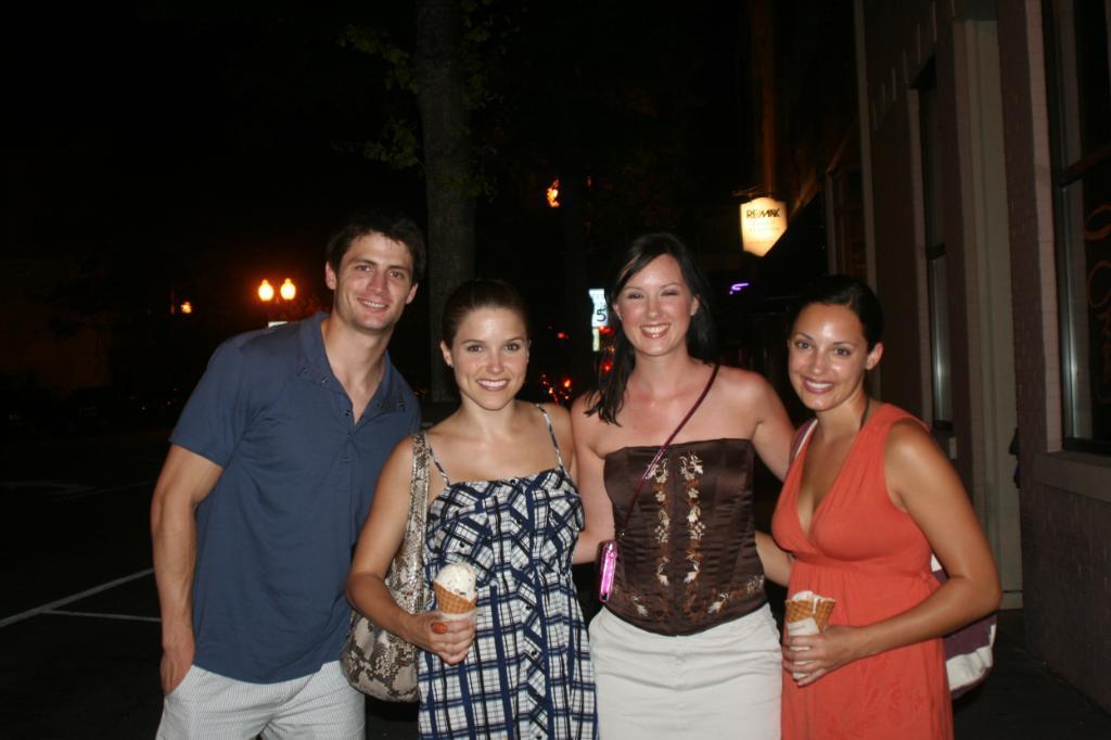 Photos - Page 3 Jophia-33-sophia-bush-and-james-lafferty-2138034-1024-682