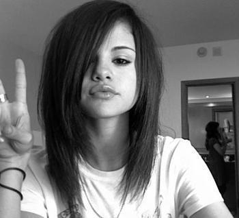 Унищожи Желание - Page 8 Selena-selena-gomez-2132404-350-318