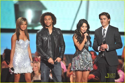 آآكبـر موسـوعـه صـور لـ zanessa مــع pink lule Zac-and-Vanessa-at-VMA-S-zac-efron-and-vanessa-hudgens-2283766-500-333