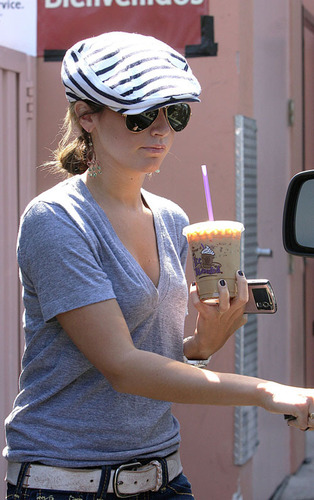 Ashley grabs an iced-coffee at Coffee Bean & Tea Leaf - September 15 2008 Ashley-ashley-tisdale-2335960-314-500