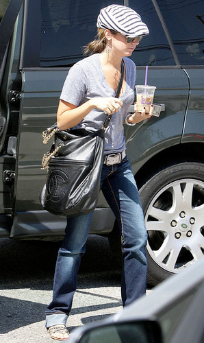 Ashley grabs an iced-coffee at Coffee Bean & Tea Leaf - September 15 2008 Ashley-ashley-tisdale-2335967-298-500