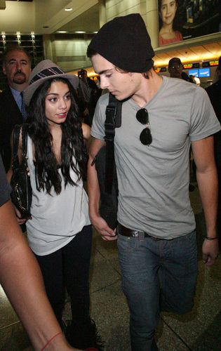 آآكبـر موسـوعـه صـور لـ zanessa مــع pink lule Zac-Vanessa-zac-efron-and-vanessa-hudgens-2433202-315-500