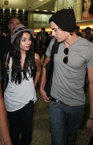 آآكبـر موسـوعـه صـور لـ zanessa مــع pink lule Zac-Vanessa-zac-efron-and-vanessa-hudgens-2433206-321-500