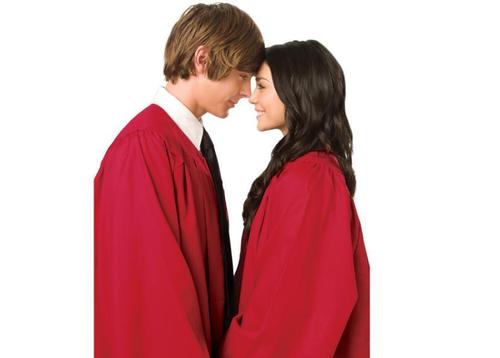 آآكبـر موسـوعـه صـور لـ zanessa مــع pink lule Zanessa-Graduating-zac-efron-and-vanessa-hudgens-2494989-500-358