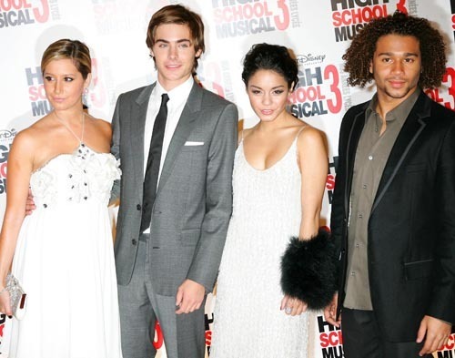 آآكبـر موسـوعـه صـور لـ zanessa مــع pink lule Zanessa-HSM3-Premiere-in-France-zac-efron-and-vanessa-hudgens-2470222-500-393