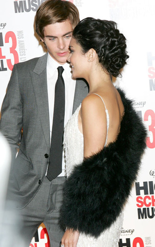 آآكبـر موسـوعـه صـور لـ zanessa مــع pink lule Zanessa-HSM3-Premiere-in-France-zac-efron-and-vanessa-hudgens-2470229-313-500