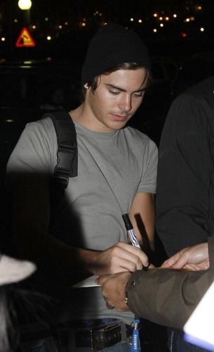 آآكبـر موسـوعـه صـور لـ zanessa مــع pink lule Zanessa-at-Airport-zac-efron-and-vanessa-hudgens-2444085-305-500