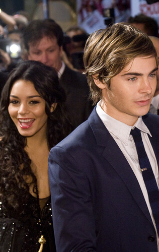 آآكبـر موسـوعـه صـور لـ zanessa مــع pink lule Zanessa-at-Spain-Premiere-zac-efron-and-vanessa-hudgens-2481249-316-500