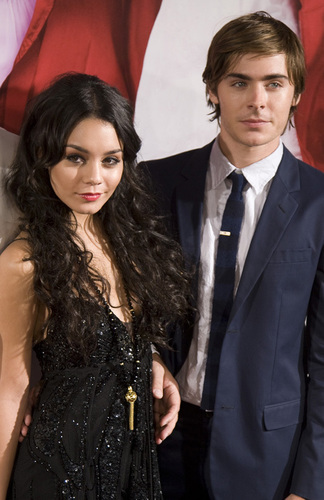 آآكبـر موسـوعـه صـور لـ zanessa مــع pink lule Zanessa-at-Spain-Premiere-zac-efron-and-vanessa-hudgens-2481250-324-500