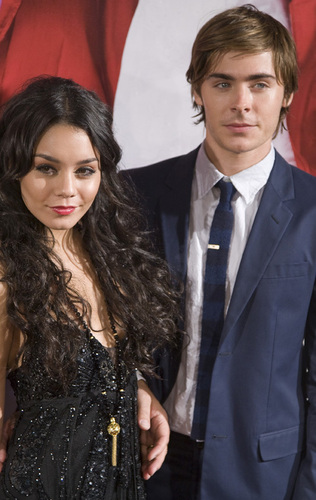 آآكبـر موسـوعـه صـور لـ zanessa مــع pink lule Zanessa-at-Spain-Premiere-zac-efron-and-vanessa-hudgens-2481264-316-500