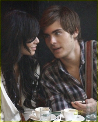 آآكبـر موسـوعـه صـور لـ zanessa مــع pink lule Zanessa-on-a-Date-zac-efron-and-vanessa-hudgens-2479385-322-400