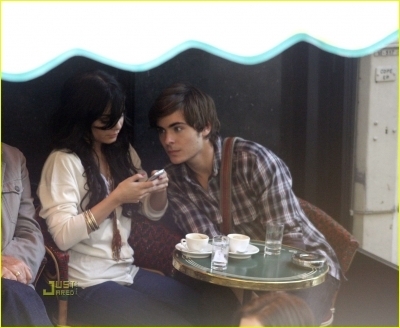 آآكبـر موسـوعـه صـور لـ zanessa مــع pink lule Zanessa-on-a-Date-zac-efron-and-vanessa-hudgens-2479388-400-328