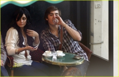 آآكبـر موسـوعـه صـور لـ zanessa مــع pink lule Zanessa-on-a-Date-zac-efron-and-vanessa-hudgens-2479395-400-259