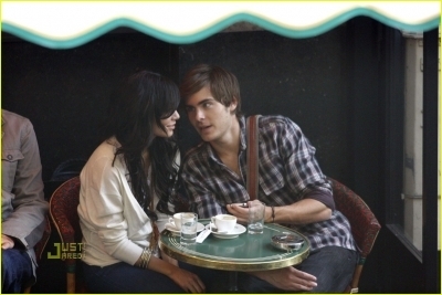 آآكبـر موسـوعـه صـور لـ zanessa مــع pink lule Zanessa-on-a-Date-zac-efron-and-vanessa-hudgens-2479397-400-267