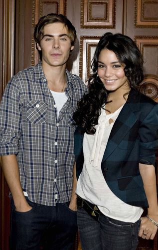 آآكبـر موسـوعـه صـور لـ zanessa مــع pink lule Zanessa-zac-efron-and-vanessa-hudgens-2446248-317-500