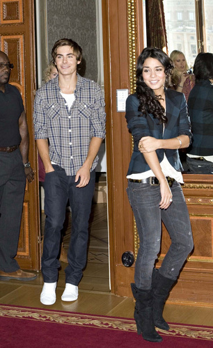 آآكبـر موسـوعـه صـور لـ zanessa مــع pink lule Zanessa-zac-efron-and-vanessa-hudgens-2446256-306-500