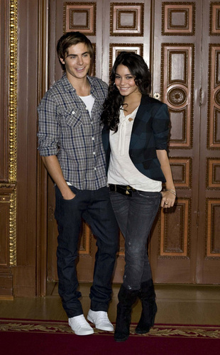 آآكبـر موسـوعـه صـور لـ zanessa مــع pink lule Zanessa-zac-efron-and-vanessa-hudgens-2446257-310-500