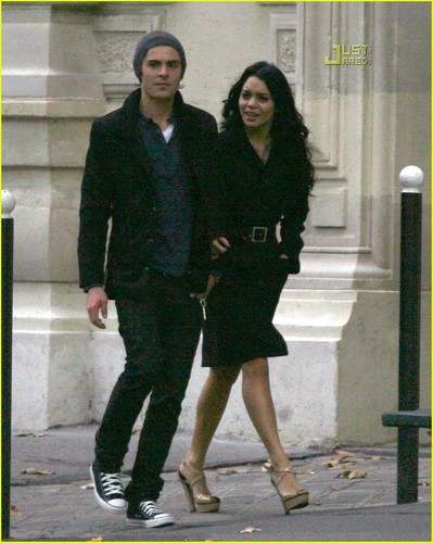 آآكبـر موسـوعـه صـور لـ zanessa مــع pink lule Zanessa-zac-efron-and-vanessa-hudgens-2460729-399-500