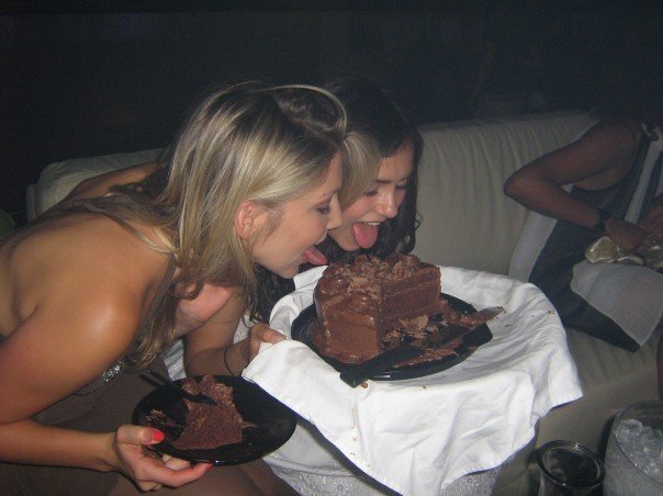 Dossier compromettant ALPHA.  A-new-way-of-eating-cake-nina-dobrev-2574198-604-452