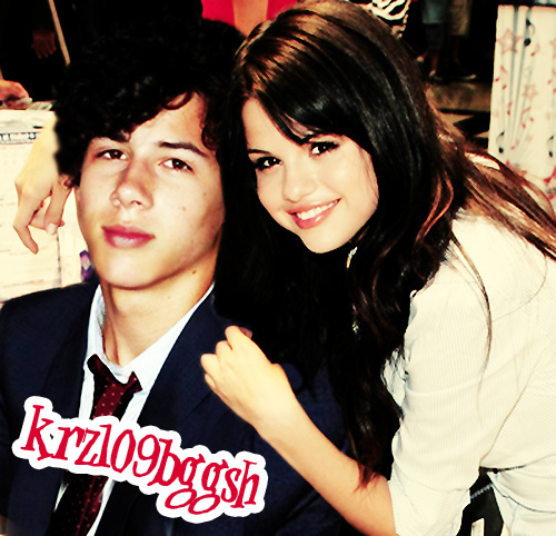 صور نيك&سيلينا&مايلي Nick-and-Selena-nelena-2508921-500-482