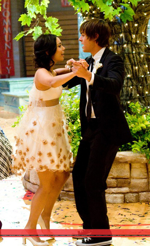 آآكبـر موسـوعـه صـور لـ zanessa مــع pink lule Zanessa-in-HSM-3-Candids-zac-efron-and-vanessa-hudgens-2500886-305-500