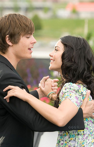 آآكبـر موسـوعـه صـور لـ zanessa مــع pink lule Zanessa-in-HSM-3-Candids-zac-efron-and-vanessa-hudgens-2500888-318-500