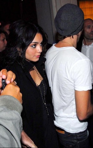 آآكبـر موسـوعـه صـور لـ zanessa مــع pink lule Zanessa-out-for-a-meal-in-Madrid-zac-efron-and-vanessa-hudgens-2502005-316-500